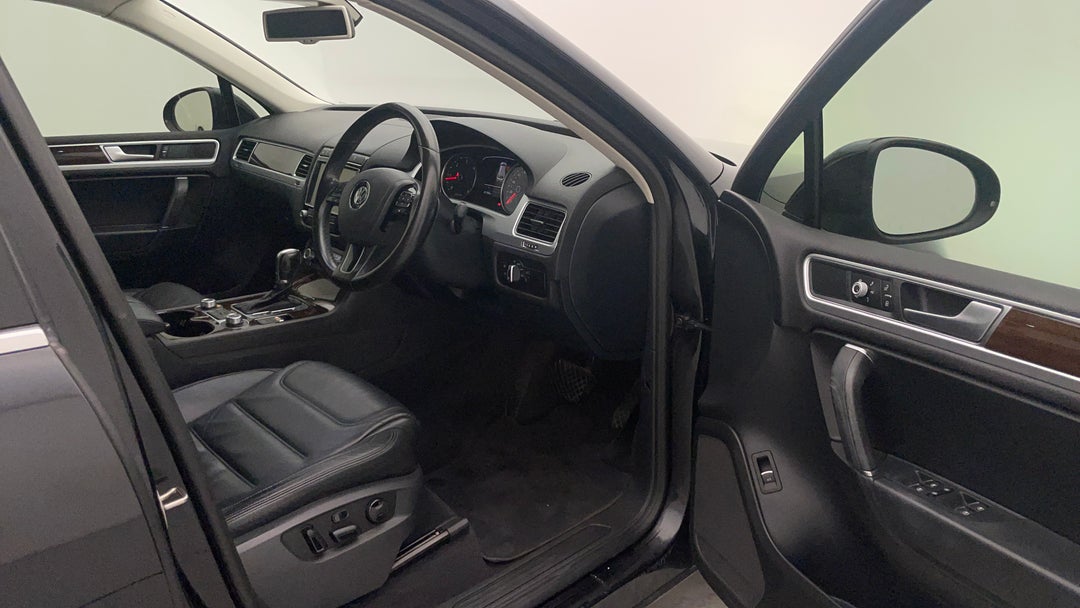 2016 Volkswagen Touareg V6 Tdi, Automatic, 81908 km, Right Side Front Door Cabin View