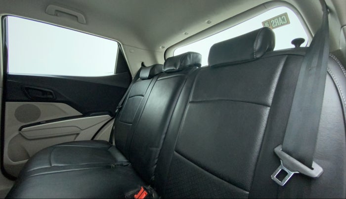 2020 Mahindra XUV300 W6 1.5 DIESEL, Diesel, Manual, 1,16,106 km, Right Side Rear Door Cabin