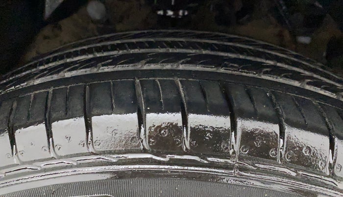 2020 Mahindra XUV300 W6 1.5 DIESEL, Diesel, Manual, 1,16,106 km, Right Front Tyre Tread