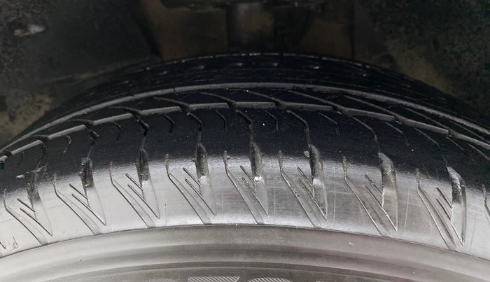 2021 Mahindra XUV500 W11 AT, Diesel, Automatic, 14,135 km, Left Front Tyre Tread
