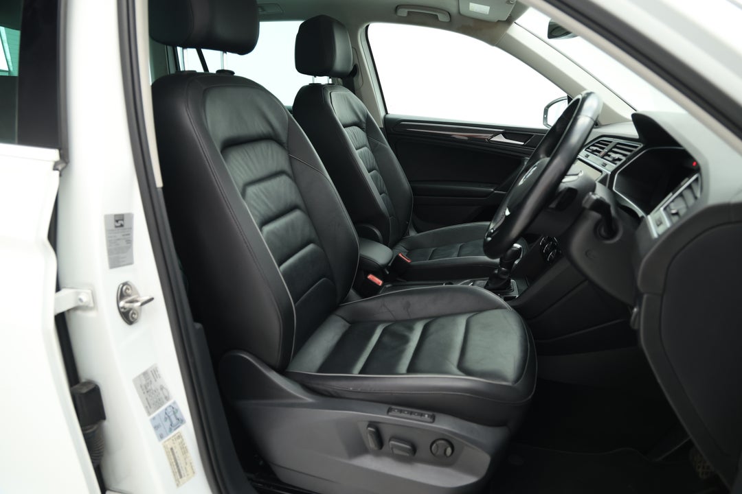 2018 Volkswagen Tiguan 162 Tsi Highline, Automatic, 96166 km, Right Side Front Door Cabin View