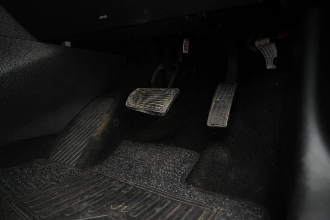 2023 Mahindra Xuv700 Ax7l, Automatic, 46424 km, Pedals and Footmat