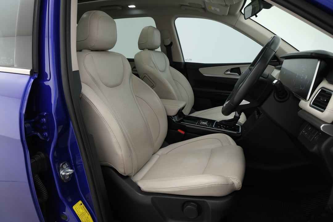 2023 Mahindra Xuv700 Ax7l, Automatic, 46424 km, Right Side Front Door Cabin View