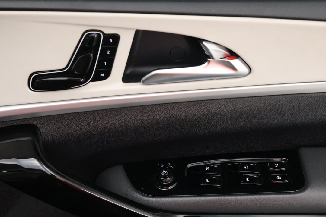 2023 Mahindra Xuv700 Ax7l, Automatic, 46424 km, Drivers Side Door Panel Controls