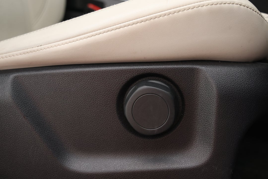 2023 Mahindra Xuv700 Ax7l, Automatic, 46424 km, Drivers Side Adjustment Panel