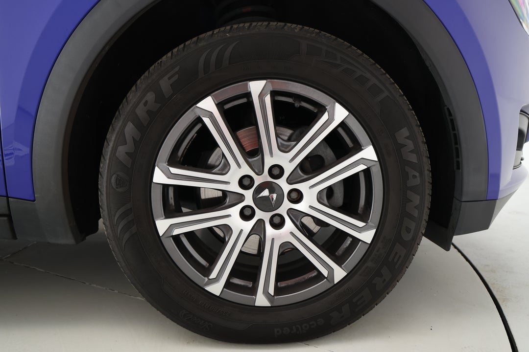 2023 Mahindra Xuv700 Ax7l, Automatic, 46424 km, Right Front Wheel