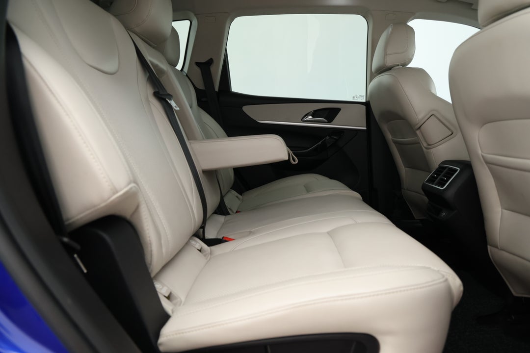 2023 Mahindra Xuv700 Ax7l, Automatic, 46424 km, Right Side Rear Door Cabin View