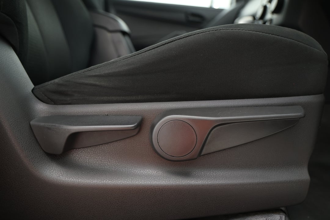 2019 Isuzu D-MAX Sx Hi-ride (4x2), Automatic, 141726 km, Drivers Side Adjustment Panel