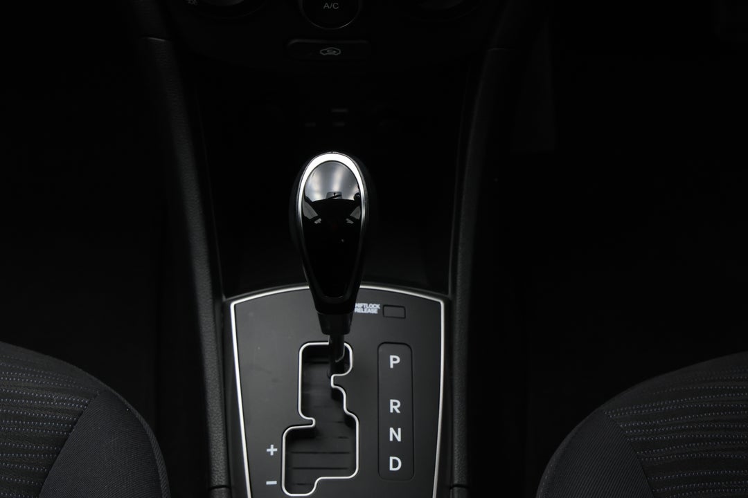 2018 Hyundai Accent Sport, Automatic, 45380 km, Gear Lever 