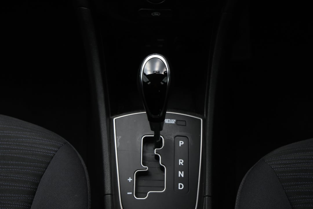 2018 Hyundai Accent Sport, Automatic, 90394 km, Gear Lever 