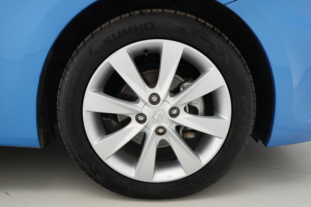 2018 Hyundai Accent Sport, Automatic, 90394 km, Right Front Wheel