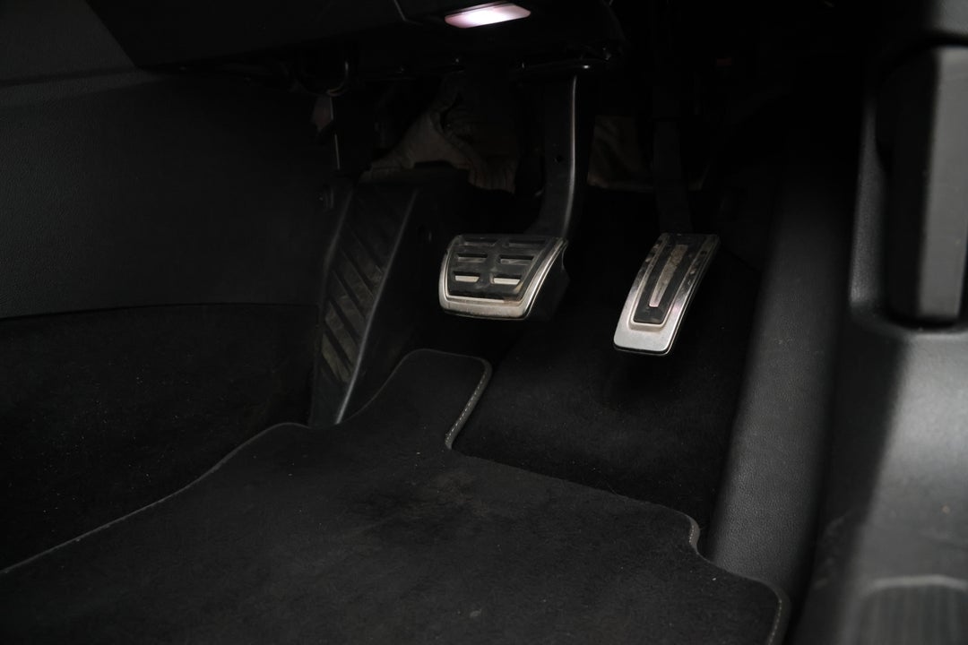 2021 Volkswagen Golf 110tsi R-line, Automatic, 43038 km, Pedals and Footmat