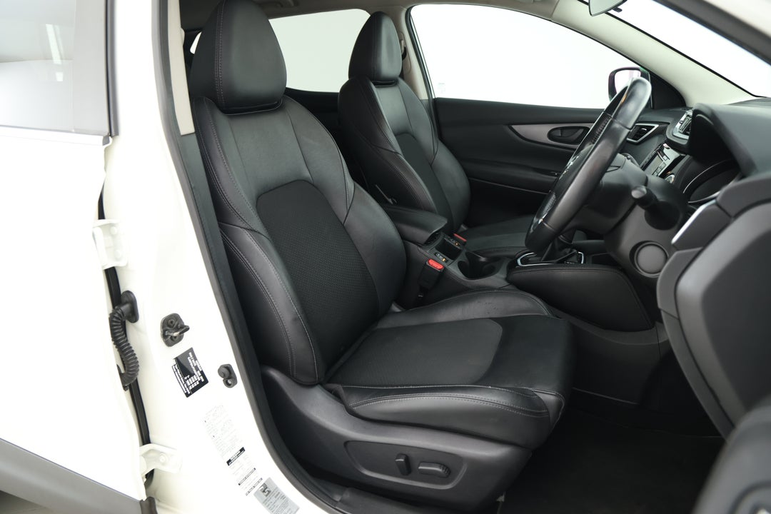 2019 Nissan Qashqai St-l, Automatic, 103935 km, Right Side Front Door Cabin View