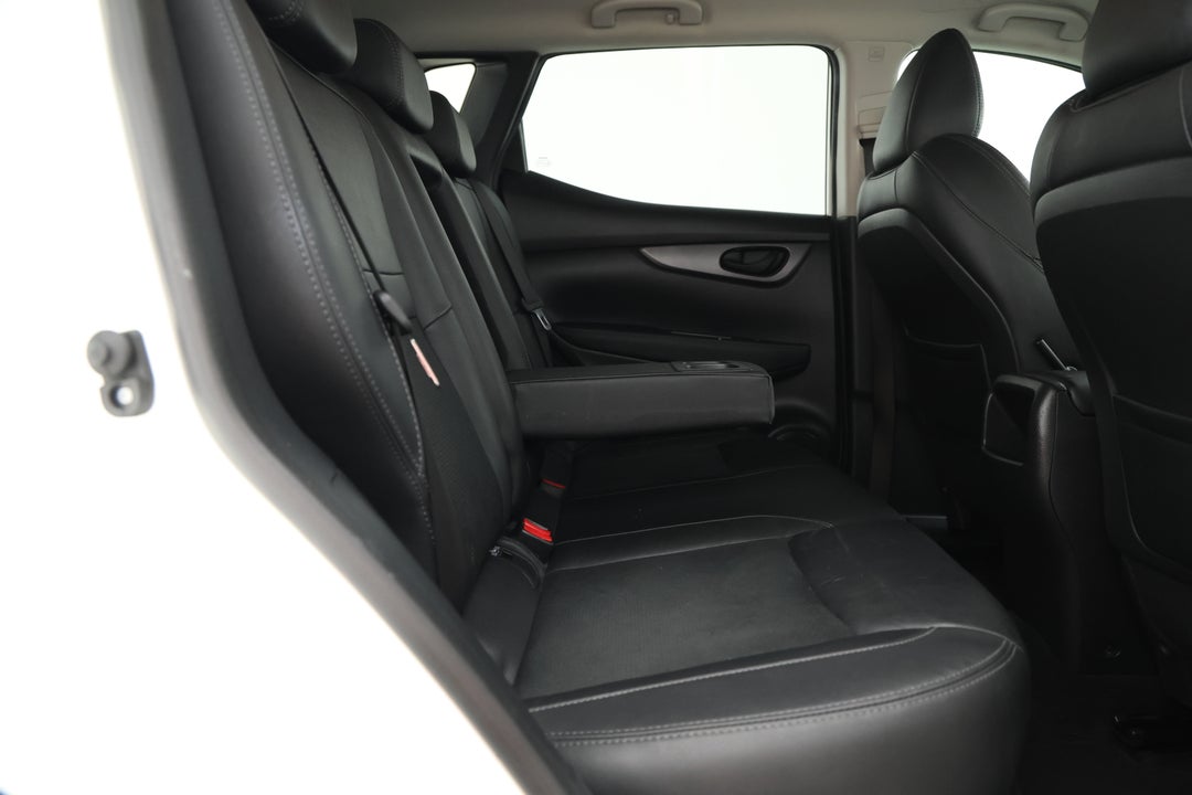 2019 Nissan Qashqai St-l, Automatic, 103935 km, Right Side Rear Door Cabin View