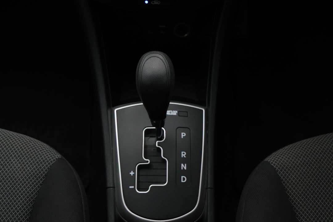 2014 Hyundai Accent Active, Automatic, 109379 km, Gear Lever 