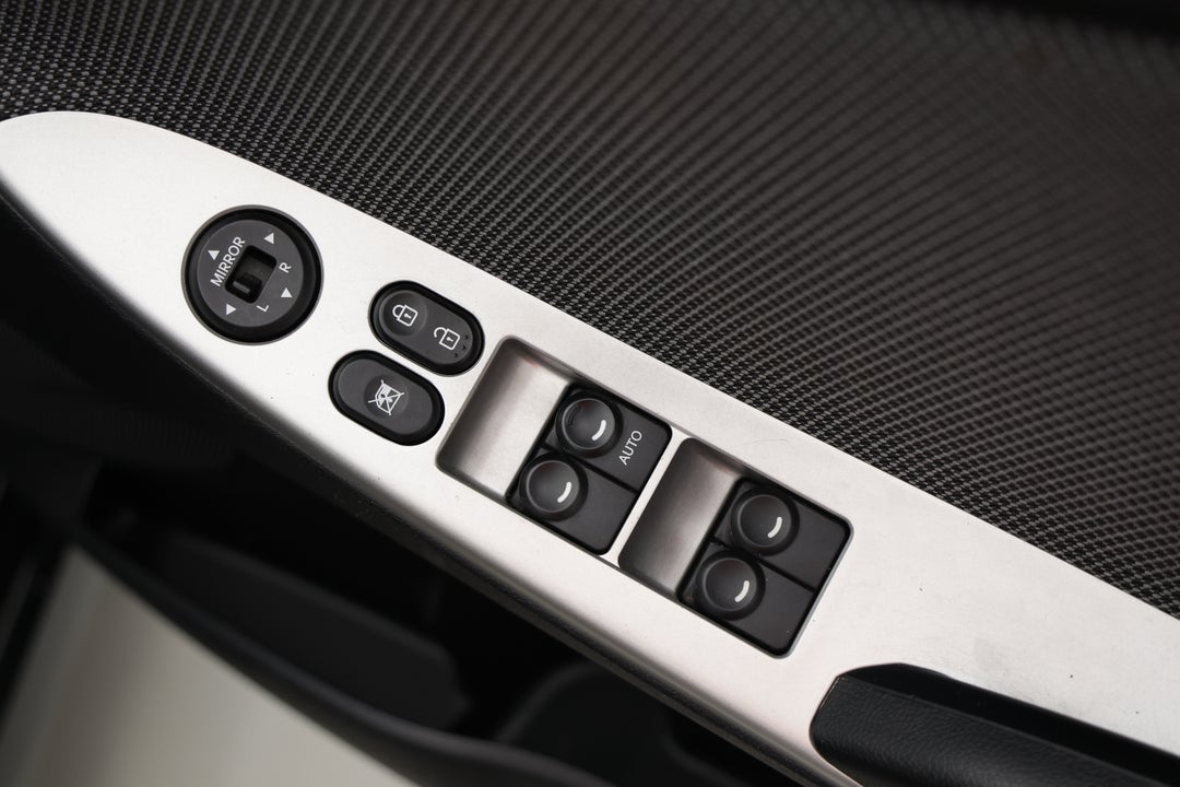 2014 Hyundai Accent Active, Automatic, 109379 km, Drivers Side Door Panel Controls