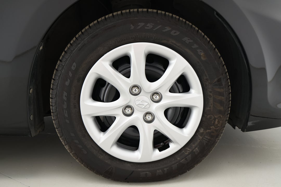 2014 Hyundai Accent Active, Automatic, 109379 km, Right Front Wheel