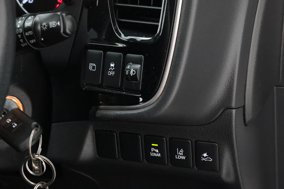 2021 Mitsubishi Outlander Es 7 Seat (2WD), Automatic, 82352 km, Utility Switches/Buttons