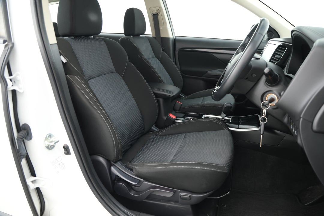 2021 Mitsubishi Outlander Es 7 Seat (2WD), Automatic, 82352 km, Right Side Front Door Cabin View