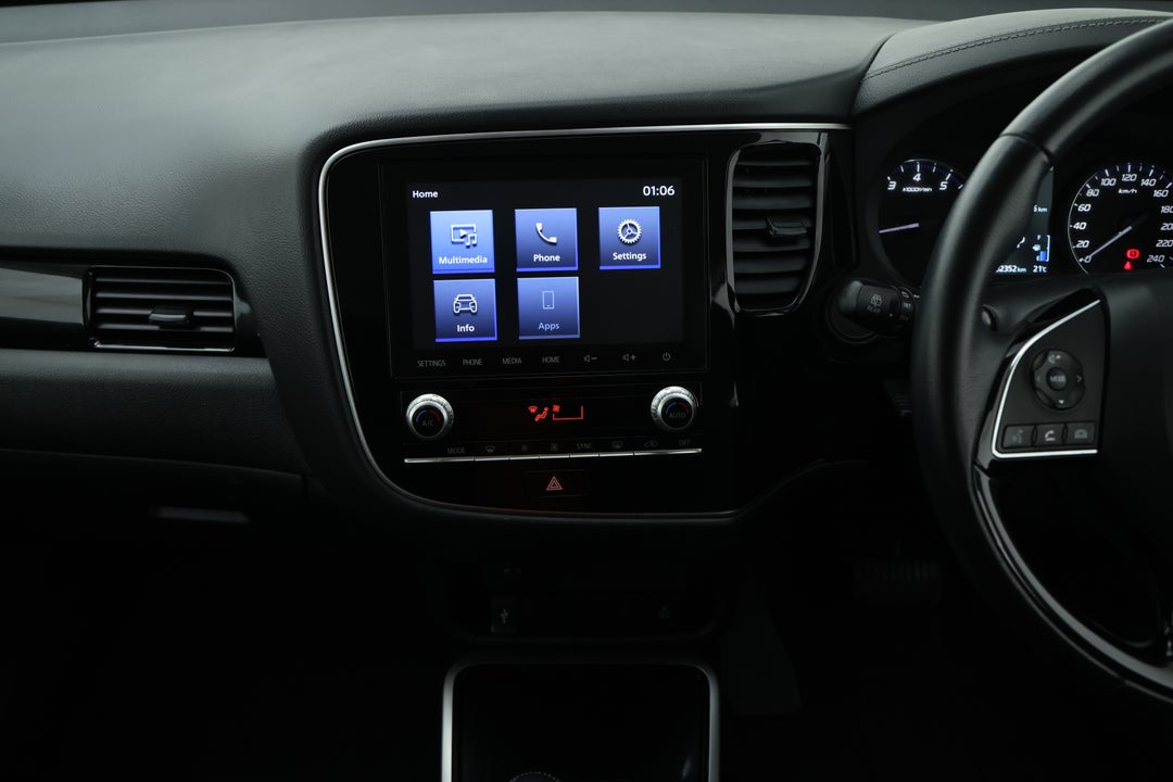 2021 Mitsubishi Outlander Es 7 Seat (2WD), Automatic, 82352 km, Center Console