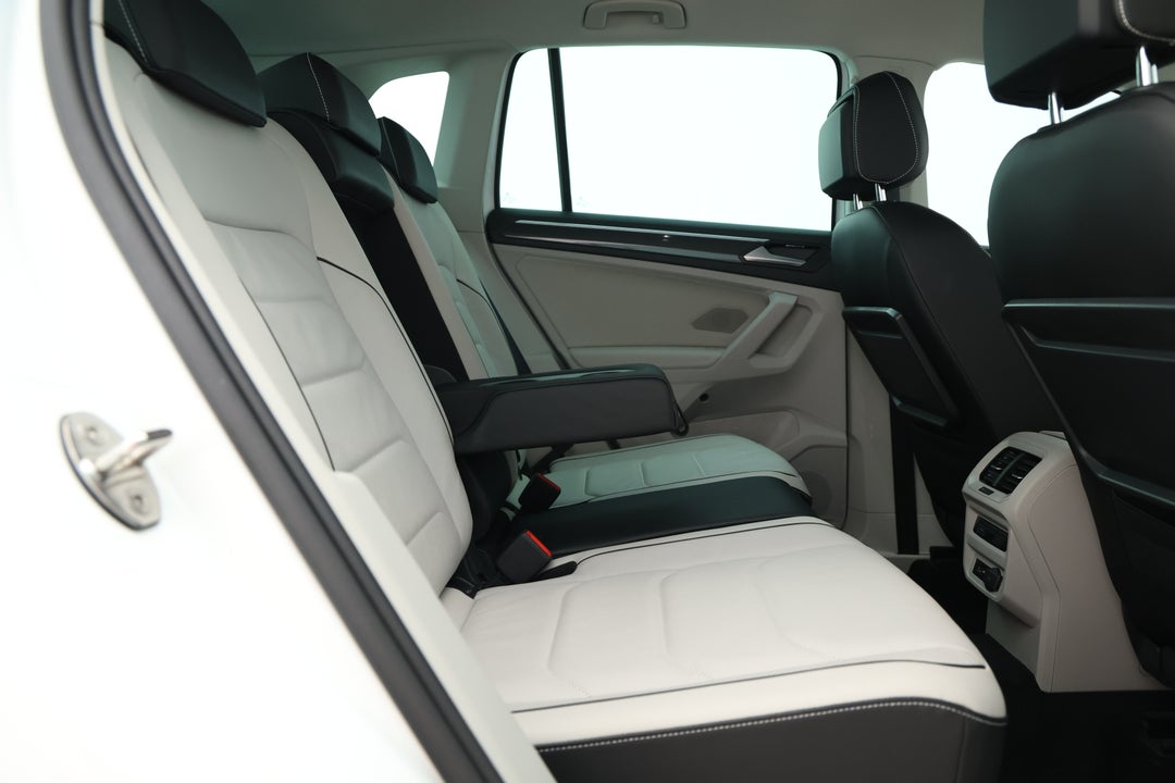 2020 Volkswagen Tiguan 162 Tsi Highline, Automatic, 75127 km, Right Side Rear Door Cabin View