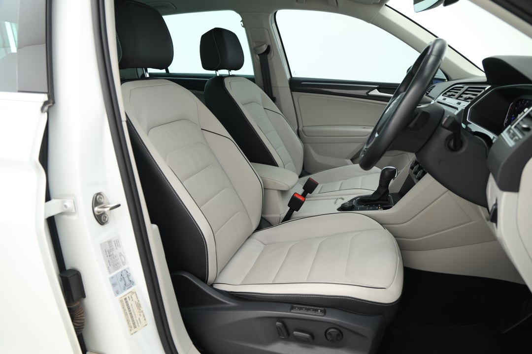 2020 Volkswagen Tiguan 162 Tsi Highline, Automatic, 75127 km, Right Side Front Door Cabin View