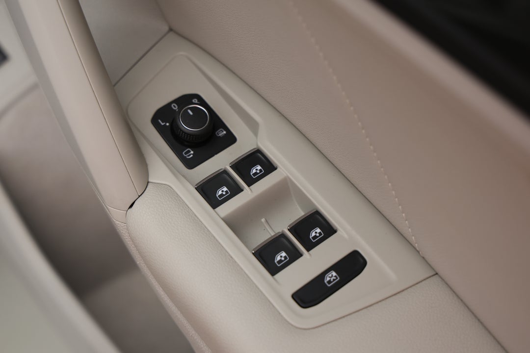 2020 Volkswagen Tiguan 162 Tsi Highline, Automatic, 75127 km, Drivers Side Door Panel Controls