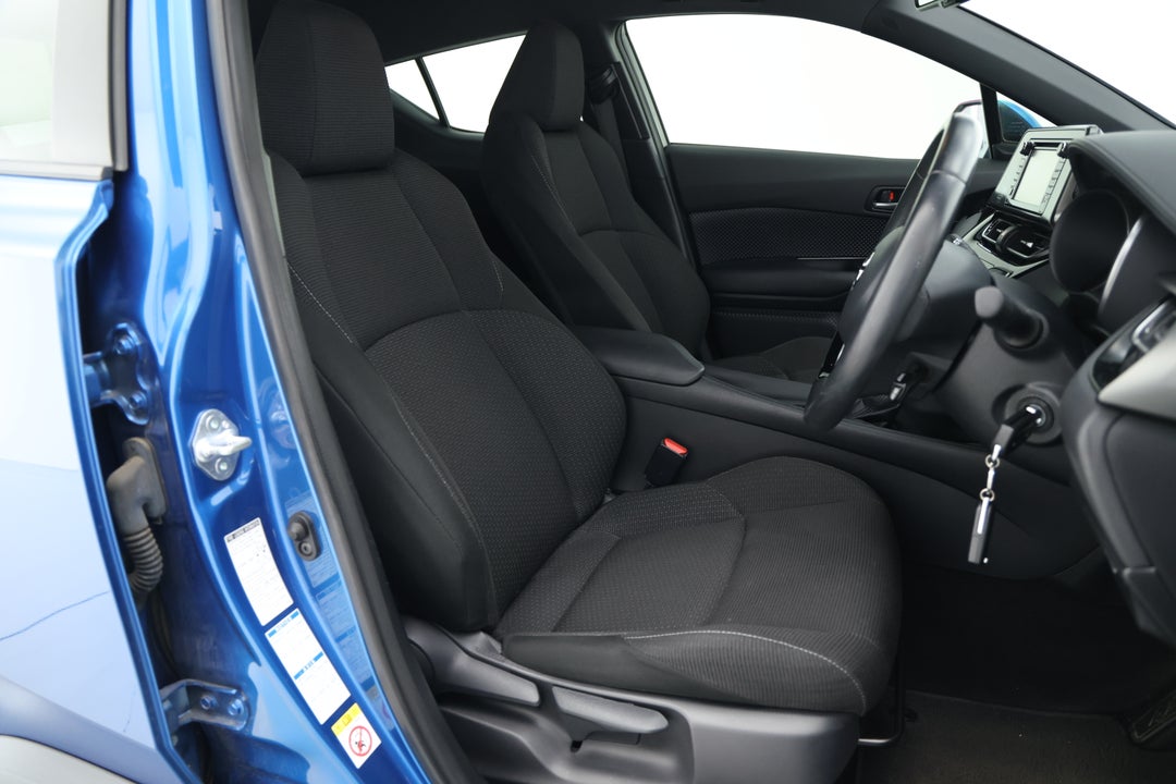 2017 Toyota C-HR (AWD), Automatic, 69255 km, Right Side Front Door Cabin View