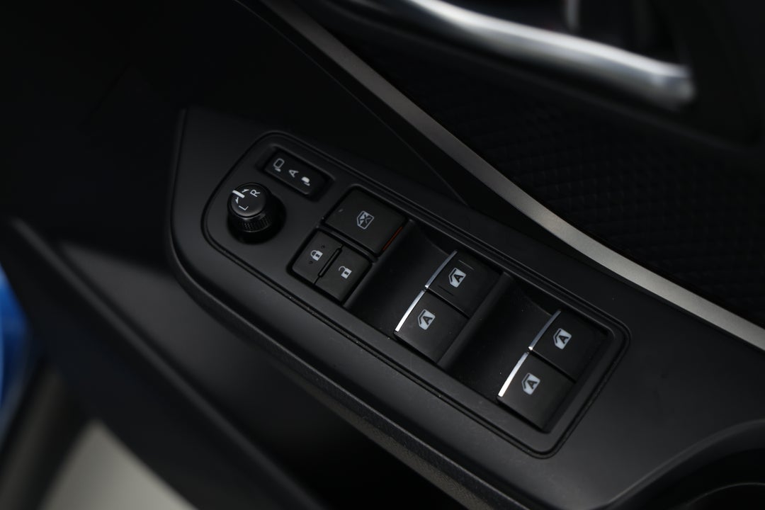 2017 Toyota C-HR (AWD), Automatic, 69255 km, Drivers Side Door Panel Controls