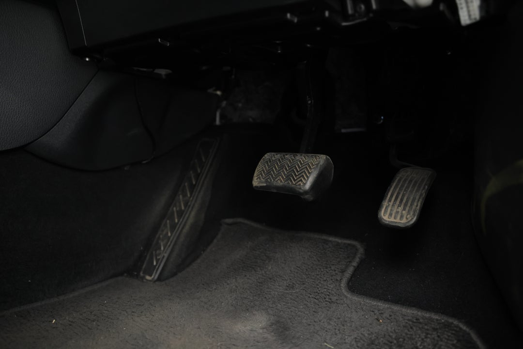 2017 Toyota C-HR (AWD), Automatic, 69255 km, Pedals and Footmat