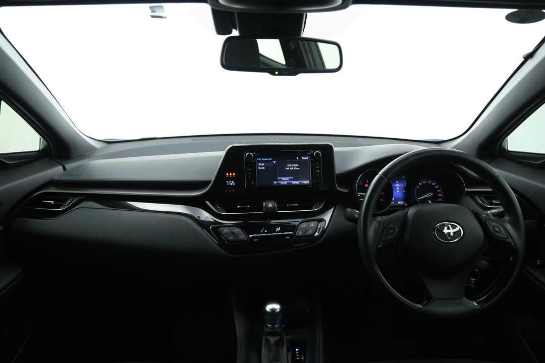 2017 Toyota C-HR (AWD), Automatic, 69255 km, Dashboard View