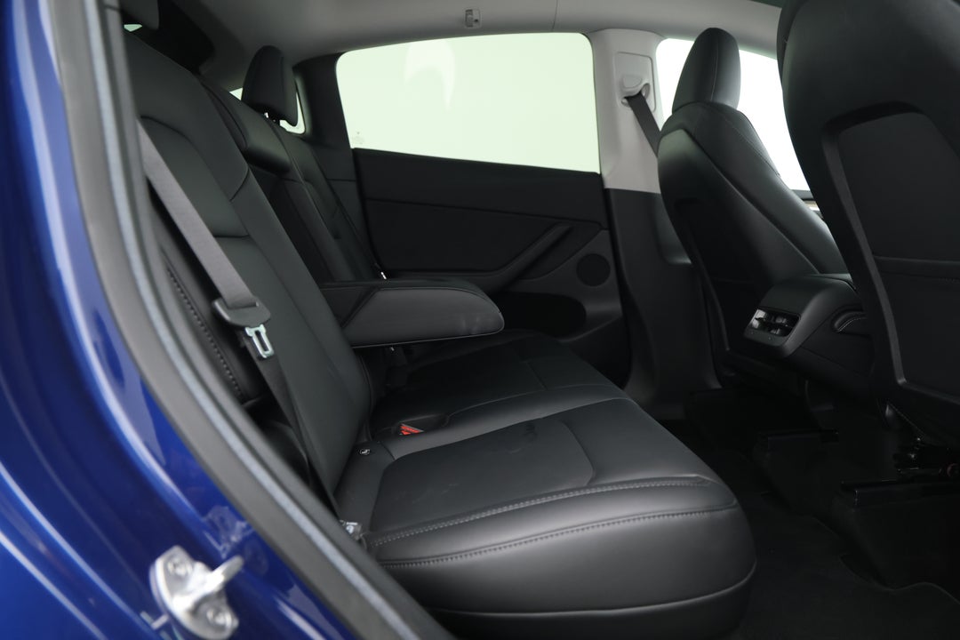 2023 Tesla Model Y Rear-wheel Drive, Automatic, 29917 km, Right Side Rear Door Cabin View