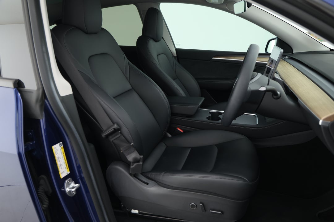 2023 Tesla Model Y Rear-wheel Drive, Automatic, 29917 km, Right Side Front Door Cabin View