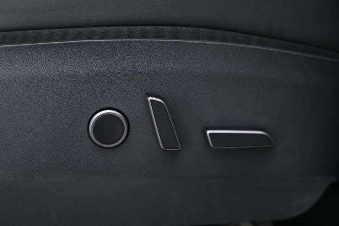 2023 Tesla Model Y Rear-wheel Drive, Automatic, 29917 km, Drivers Side Adjustment Panel