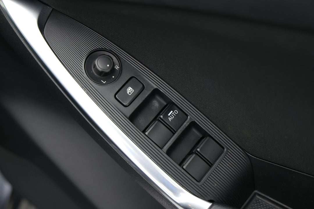 2014 Mazda CX-5 Maxx Sport (4x4), Automatic, 123668 km, Drivers Side Door Panel Controls