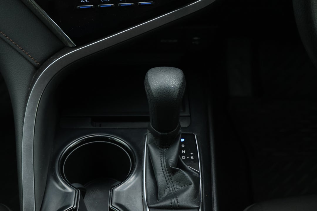 2018 Toyota Camry Ascent, Automatic, 123349 km, Gear Lever 