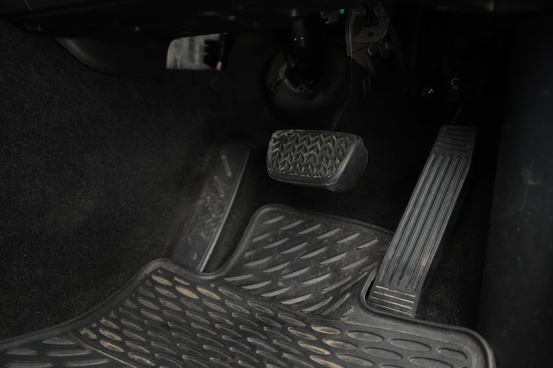 2018 Toyota Camry Ascent, Automatic, 123349 km, Pedals and Footmat