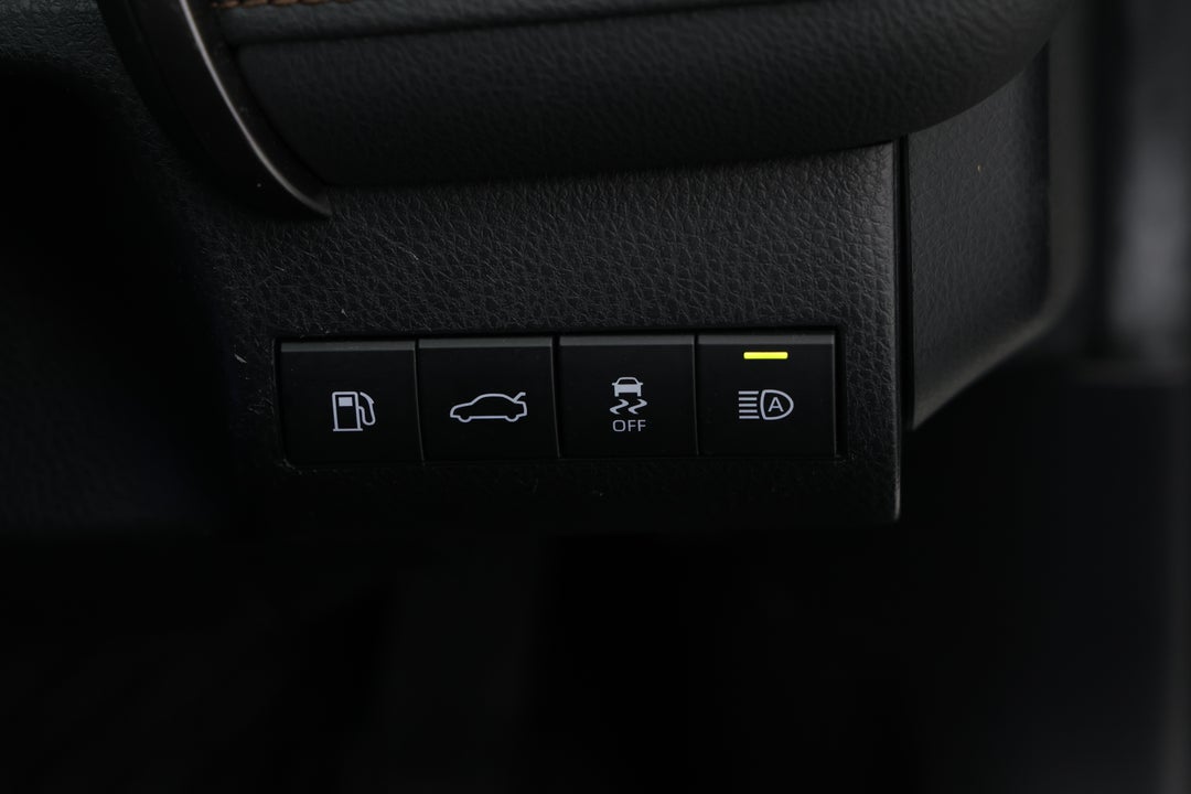 2018 Toyota Camry Ascent, Automatic, 123349 km, Utility Switches/Buttons