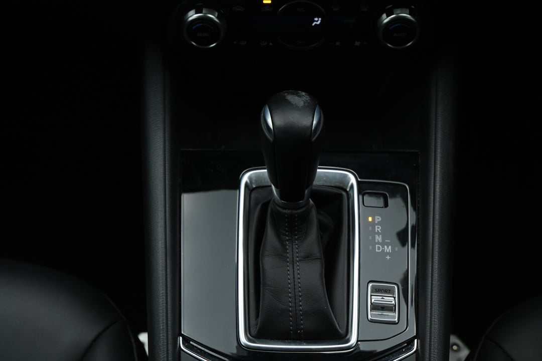 2017 Mazda CX-5 Touring (4x4), Automatic, 162663 km, Gear Lever 