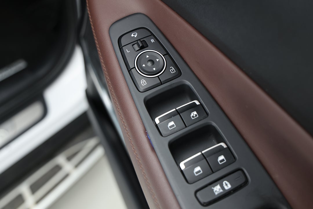 2019 Hyundai Santa Fe Highlander Crdi (AWD), Automatic, 90713 km, Drivers Side Door Panel Controls