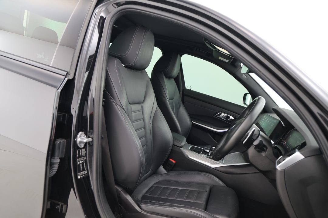 2021 BMW 3 30i M Sport, Automatic, 72625 km, Right Side Front Door Cabin View