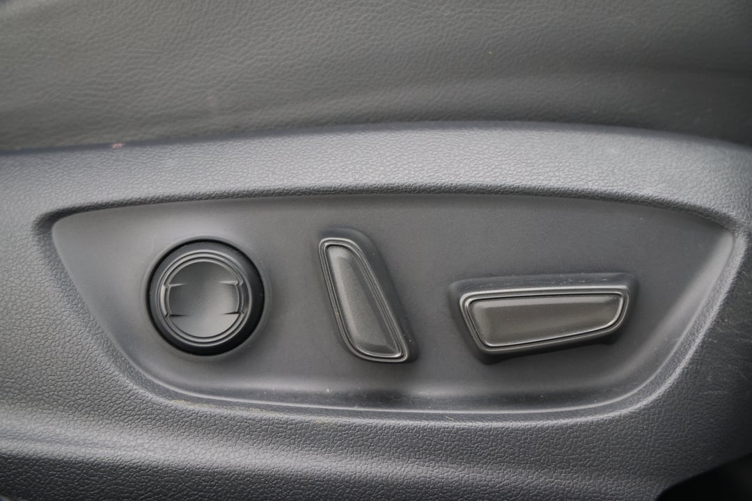 2018 Toyota Camry Sx V6, Automatic, 114851 km, Drivers Side Adjustment Panel