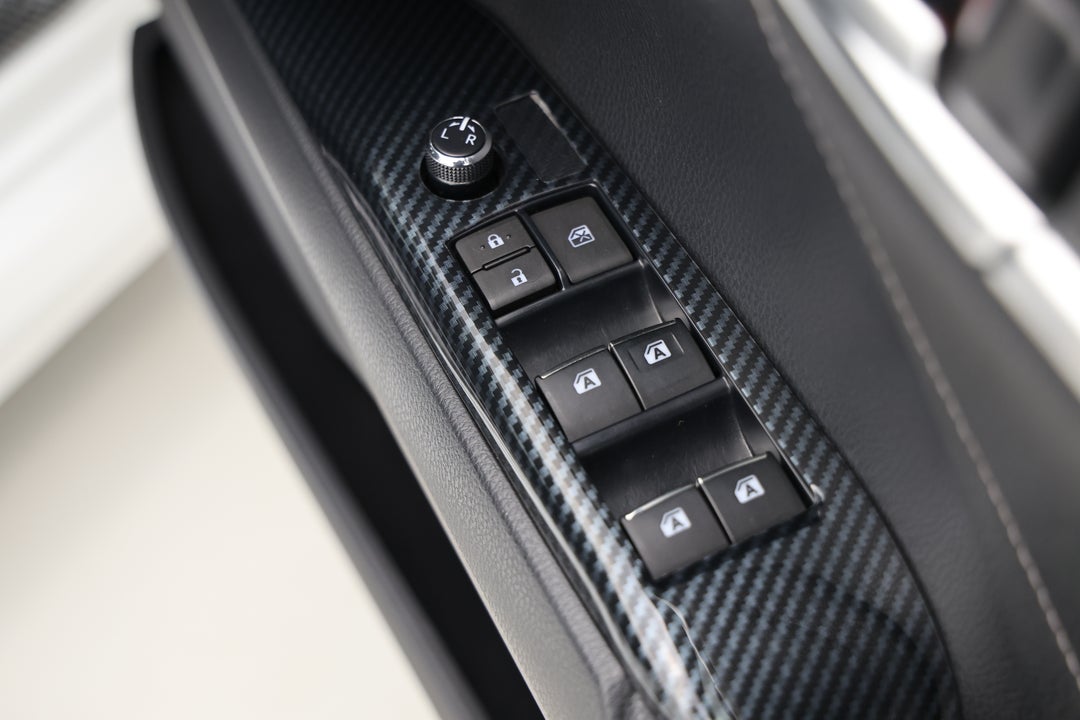 2018 Toyota Camry Sx V6, Automatic, 114851 km, Drivers Side Door Panel Controls