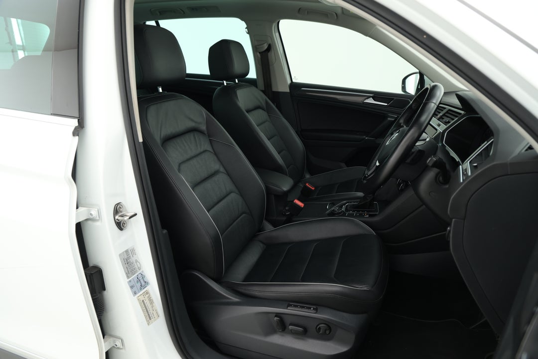 2018 Volkswagen Tiguan 162 Tsi Highline, Automatic, 72202 km, Right Side Front Door Cabin View