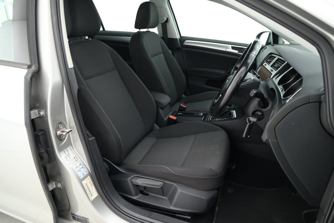 2018 Volkswagen Golf 110 Tsi Trendline, Automatic, 82627 km, Right Side Front Door Cabin View