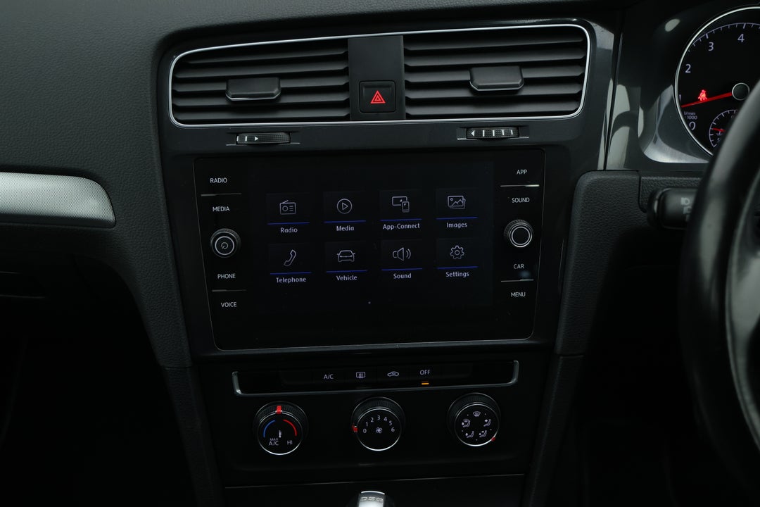 2018 Volkswagen Golf 110 Tsi Trendline, Automatic, 82627 km, Center Console