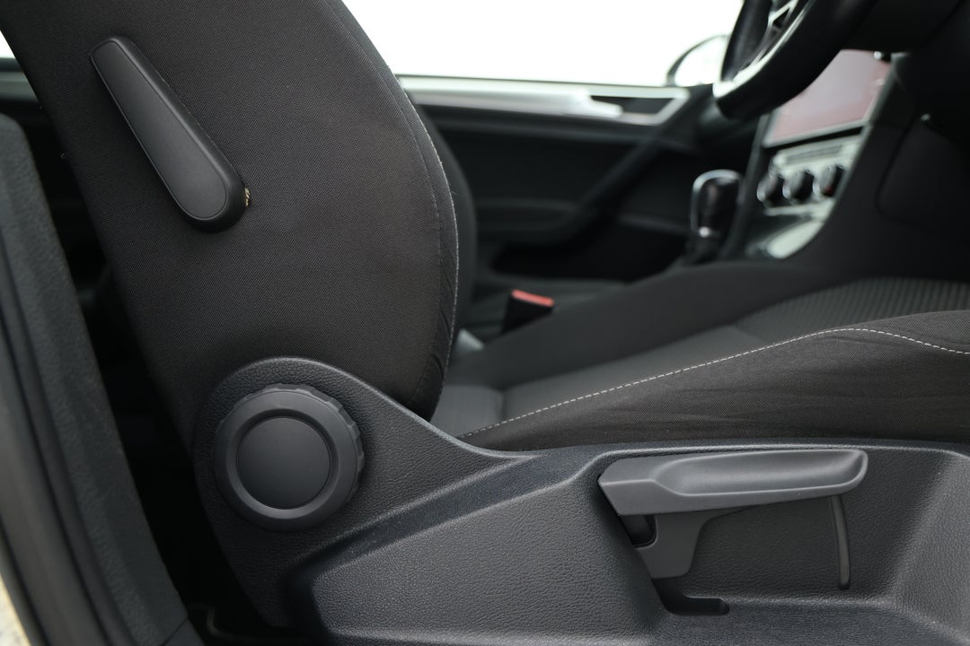 2018 Volkswagen Golf 110 Tsi Trendline, Automatic, 82627 km, Drivers Side Adjustment Panel