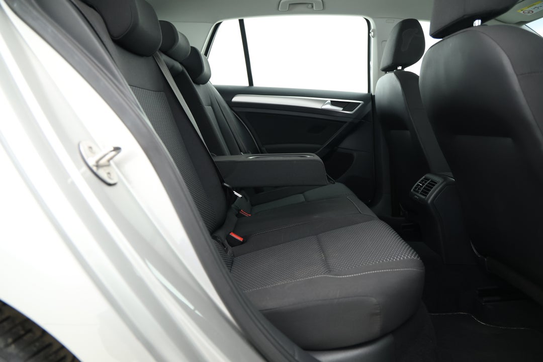 2018 Volkswagen Golf 110 Tsi Trendline, Automatic, 82627 km, Right Side Rear Door Cabin View