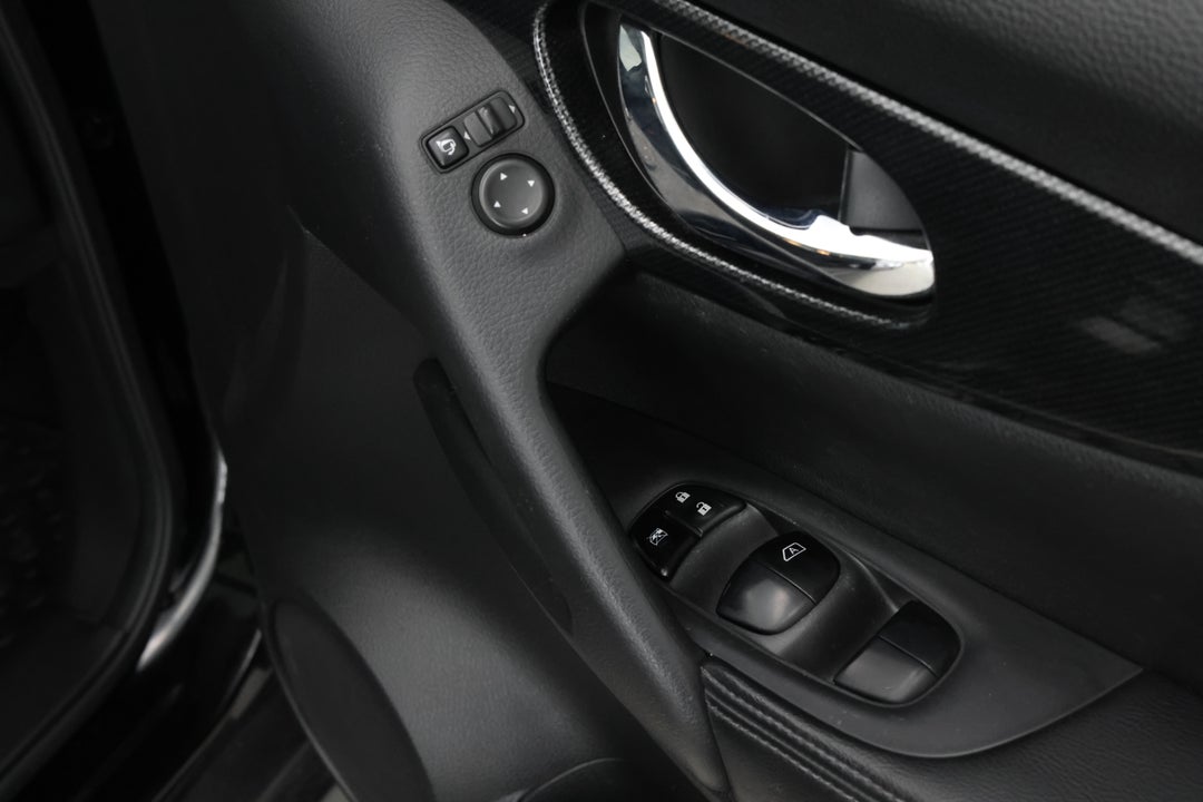 2017 Nissan X-trail Ti (4x4), Automatic, 143044 km, Drivers Side Door Panel Controls