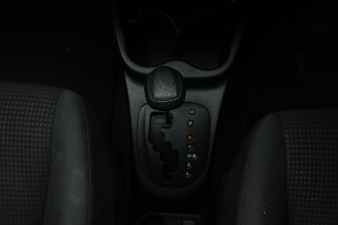 2015 Toyota Yaris Ascent, Automatic, 114037 km, Gear Lever 